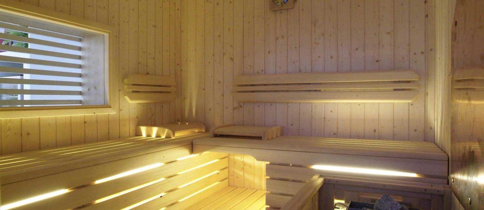 Motel K FantaSuite Antigua Sauna finlandese per 4 persone con illuminazione sotto alle sedute, camera a tema isole dei caraibi