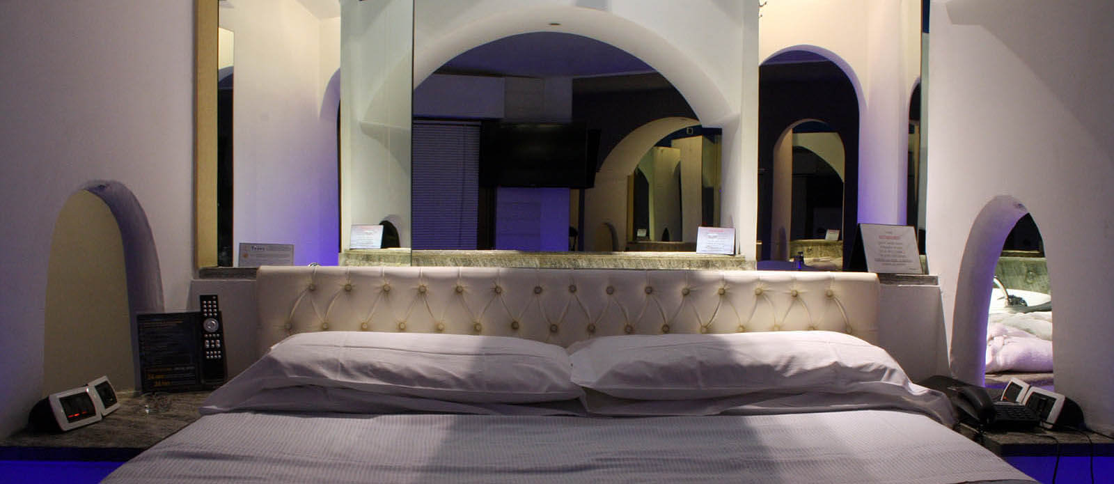 Motel K Junior Suite Santorini vista su letto matrimoniale con giochi di specchi particolari vasca dietro al letto camera a tema isole greche