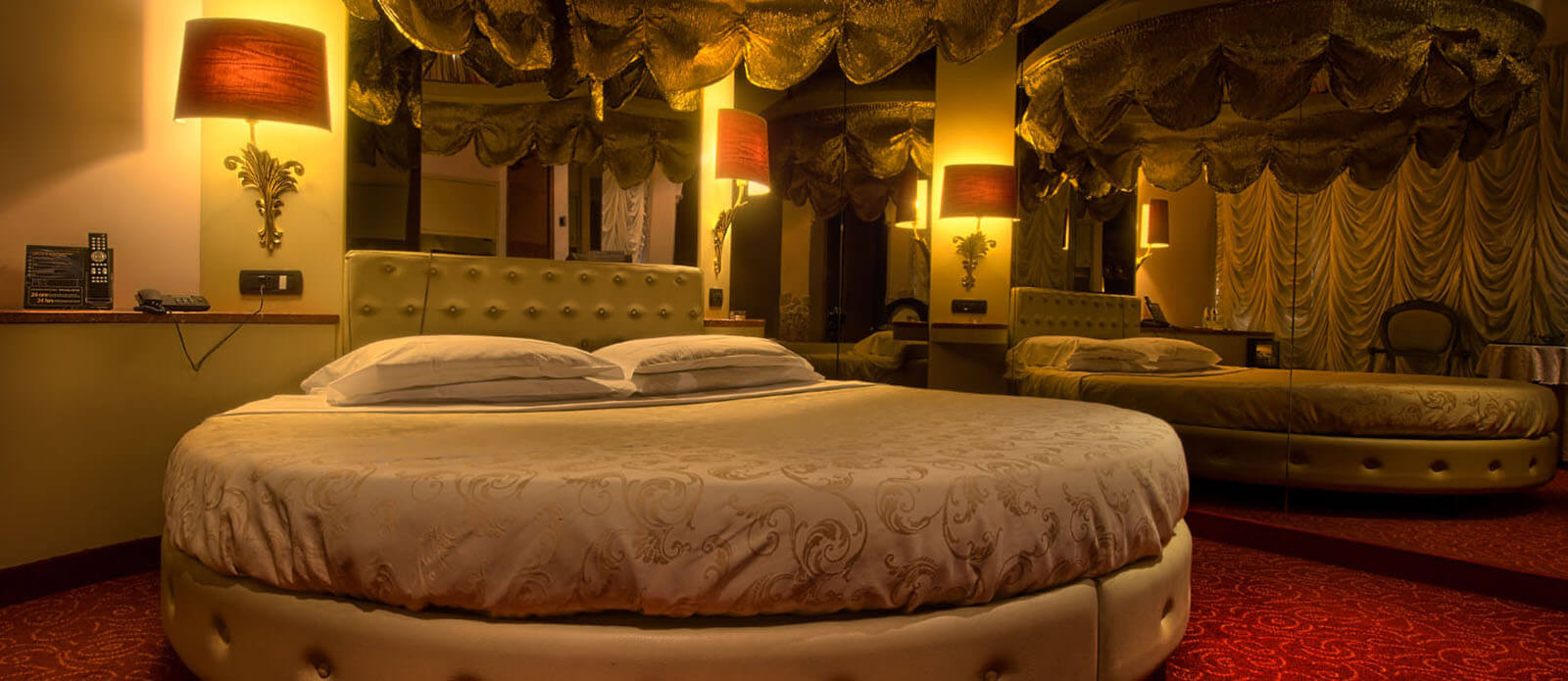 Motel K Junior Suite Araba vista su letto rotondo matrimoniale, specchio di fianco al letto e specchio a soffitto camera a tema Medio-Oriente