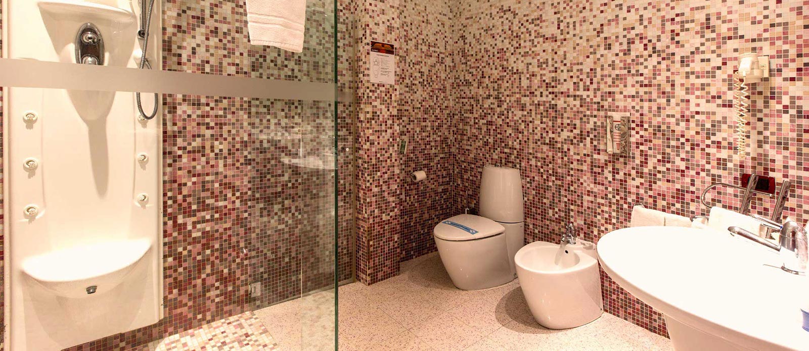 Motel K Junior Suite Cupido vista sul bagno, doccia idromasssaggio a vista per 2 persone con pavimento a mosaico camera a tema Amore