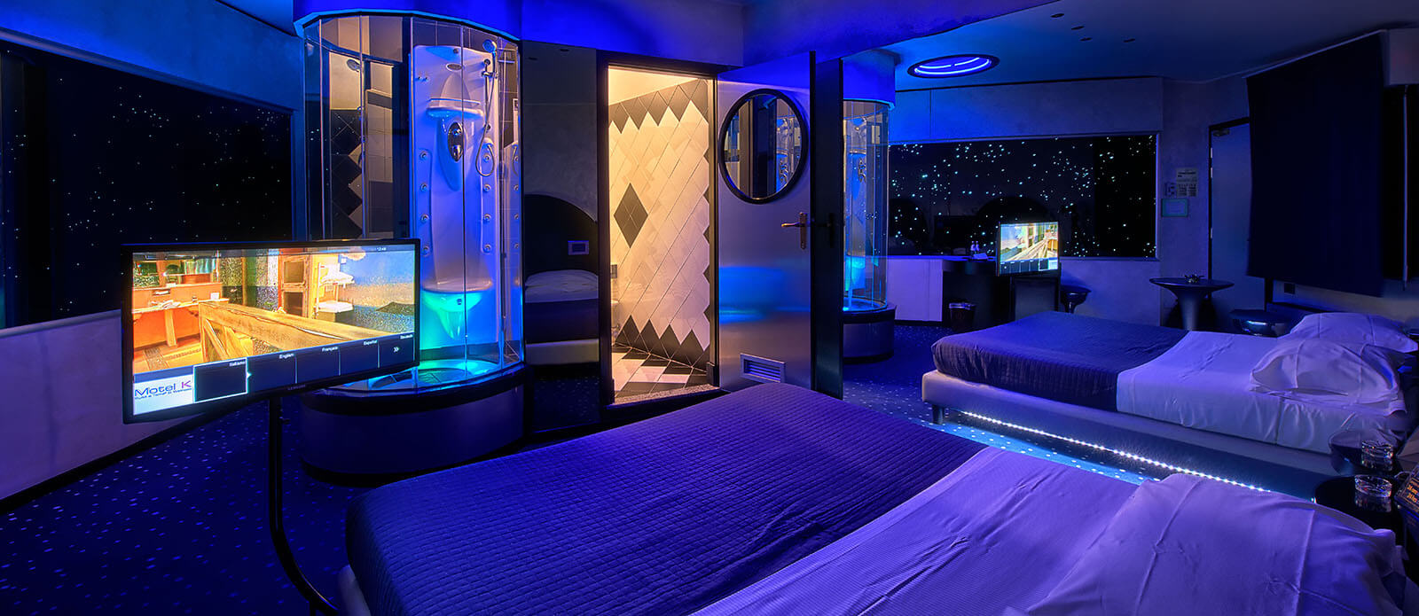 Motel K Junior Suite Planetaria vista su letto matrimoniale con doccia idromassaggio a vista davanti al letto camera a tema fantascientifico