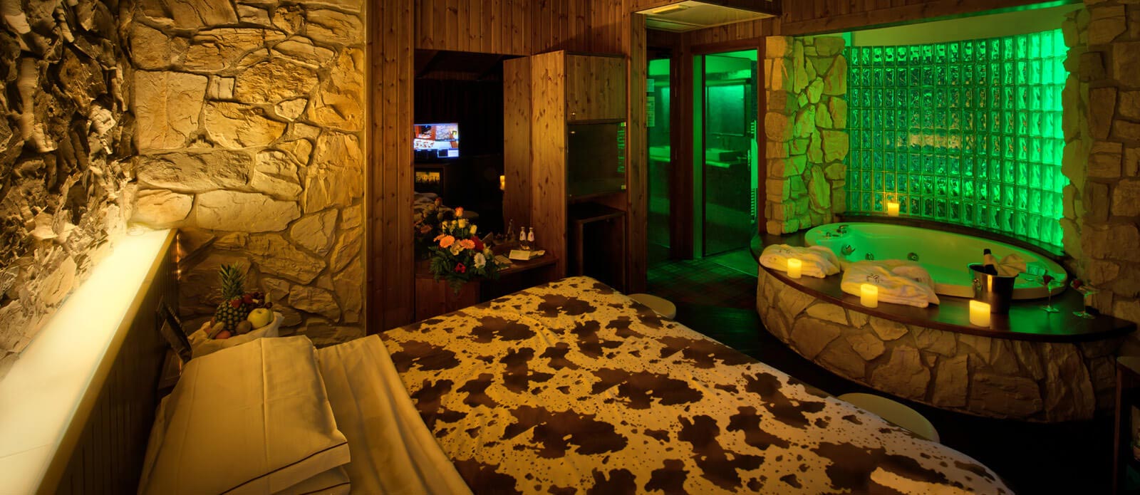 Motel K Senior Suite Baita vista su letto matrimoniale con vasca idromassaggio , con servizio candele in suite, cromoterapia camera a tema Chalet di montagna