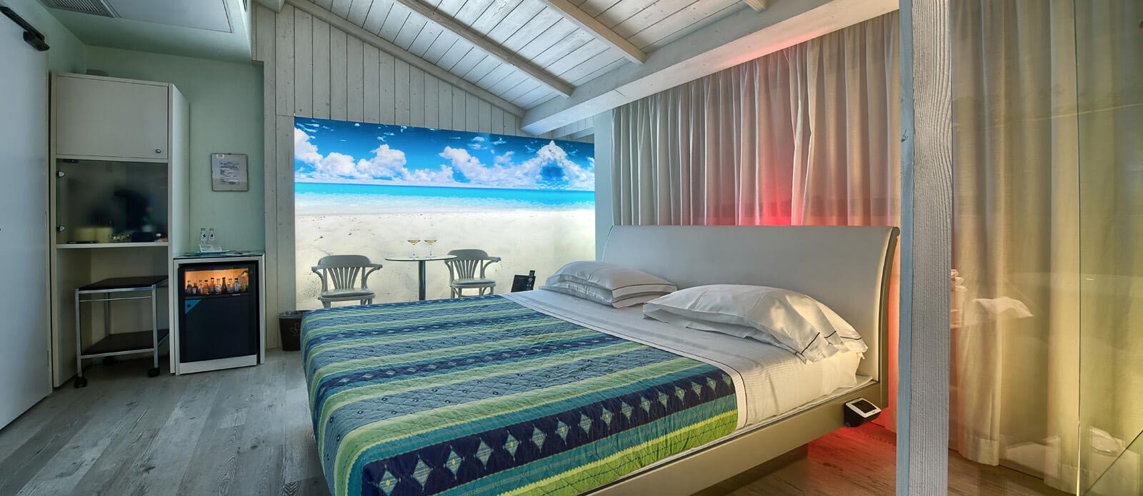 Motel K Senior Suite Punta Blanca vista su letto matrimoniale in riva alla spiaggia, cromoterapia, camera a tema tropicale 