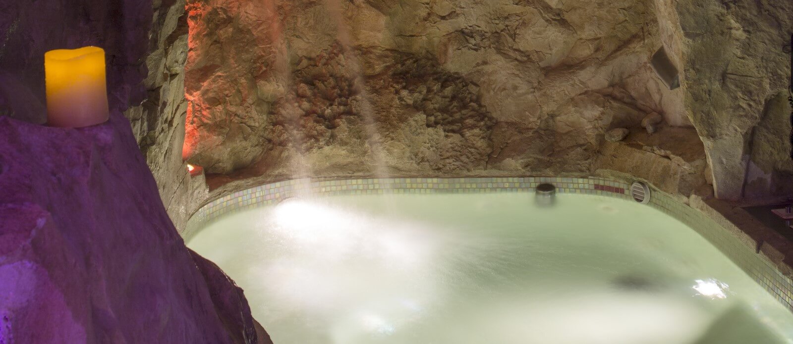 Motel K Wellness Suite Grotta Verde vista sulla mini piscina con idromassaggio e cascata, cromoterapia, servizio candele in suite camera a tema grotta verde di marina di andrano
