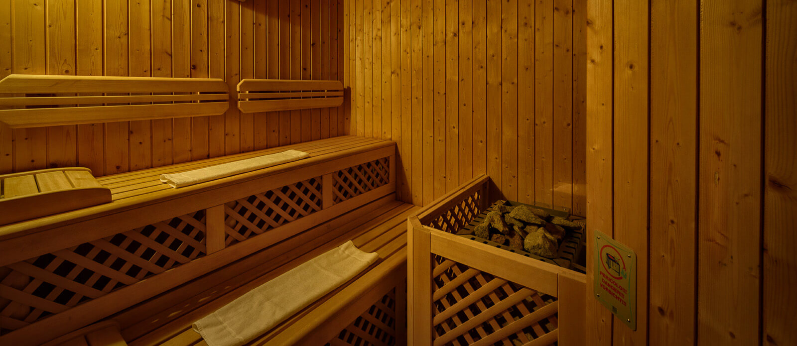 Motel K Wellness Suite Mykonos vista sulla sauna privata della camera, camera a tema isole greche
