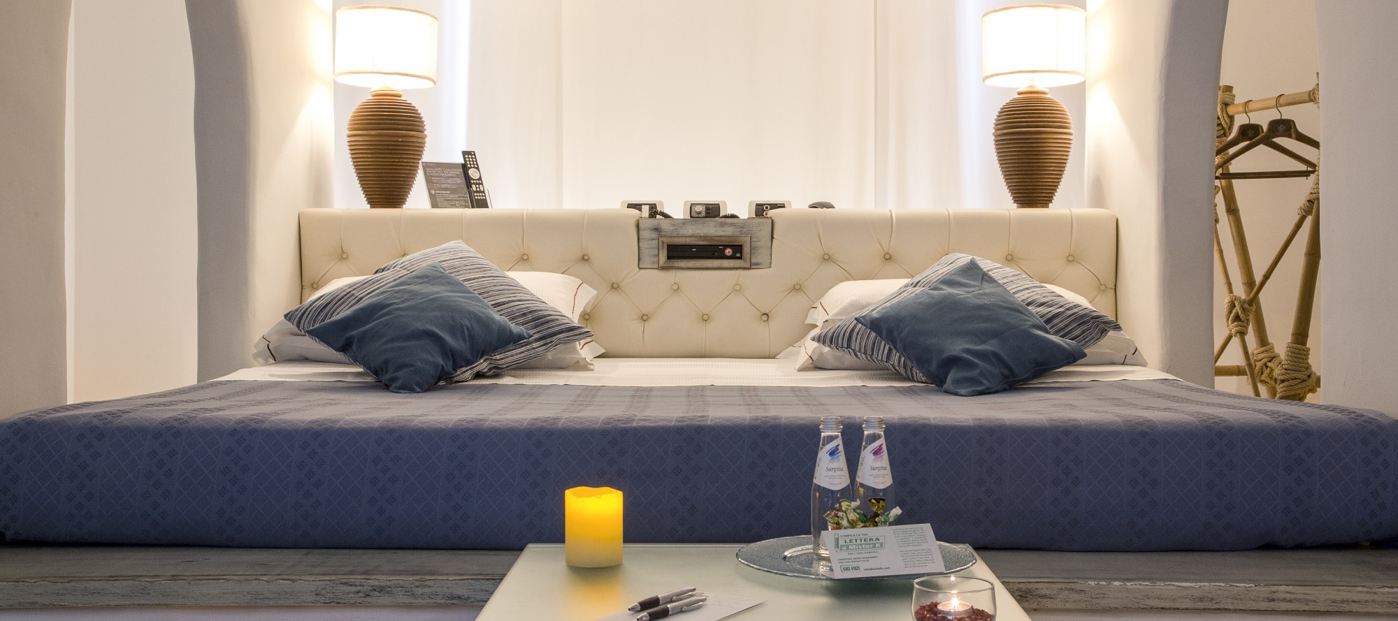 Motel K Wellness Suite Mykonos vista sul letto matrimoniale con servizio candele in suite, camera a tema isole greche