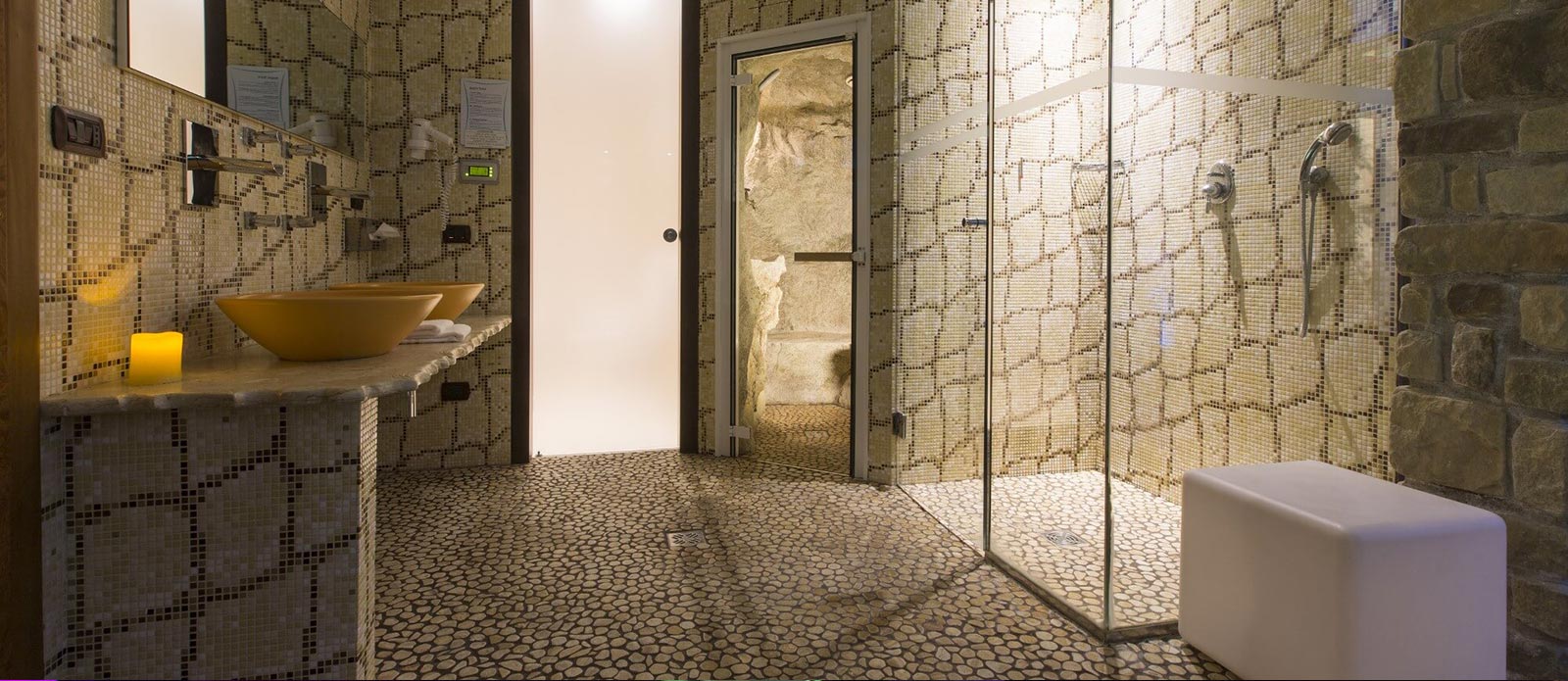 Motel K Wellness Suite Pietra del Sol vista sul bagno turco in suite realizzato in vera roccia, servizio di candele in suite, doccia a vista doppia, camera a tema antica civiltà azteca