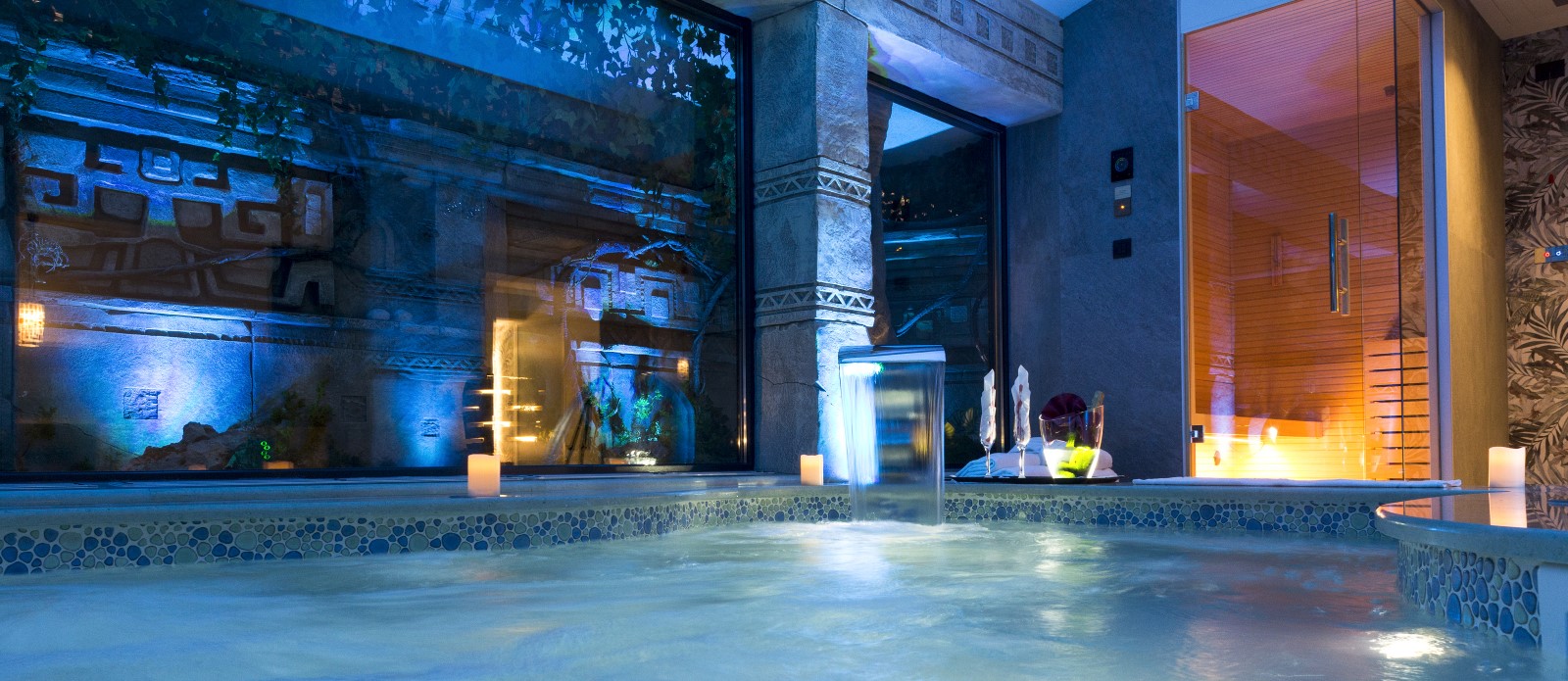 Suite con mini-piscina idromassaggio con cascata e sauna privata